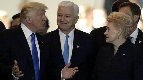 Náhledový obrázek - Trumpovo faux pas. Prezident USA nevybíravě odstrčil černohorského premiéra