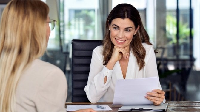 Dvě ženy při pracovním pohovoru