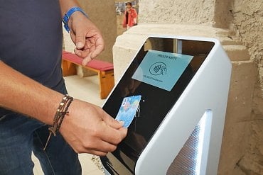 Bezkontaktní platební terminál určený pro dary, tzv. donátorský totem. Zkušebně místěný v římskokatolickém kostele Nanebevzetí Panny Marie v Neratově (09/2021)
