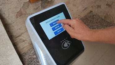 Bezkontaktní platební terminál určený pro dary, tzv. donátorský totem. Zkušebně místěný v římskokatolickém kostele Nanebevzetí Panny Marie v Neratově (09/2021)