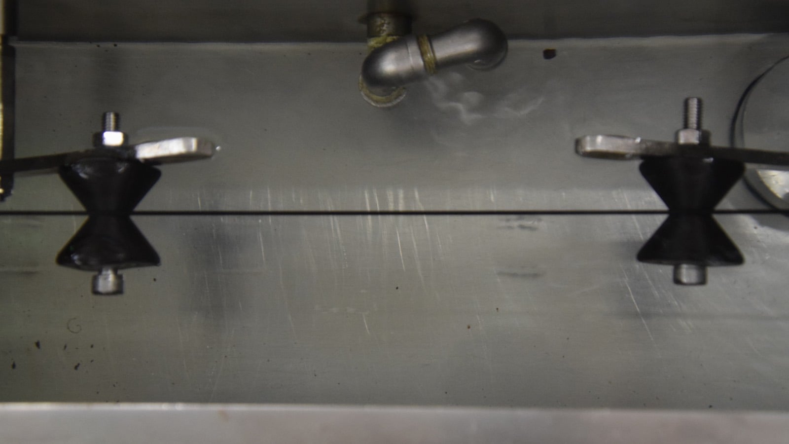 Filament získává průměr 1,75 mm a chladí se v horké vodě (90 °C) a následně v lázni o pokojové teplotě. Zařízením se pohybuje rychlostí mezi 60–300 metrů za minutu.