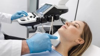 Lékař vyšetřující ultrazvukem štítnou žlázou