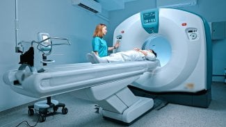 Pacientka leží na lůžku magnetické rezonance