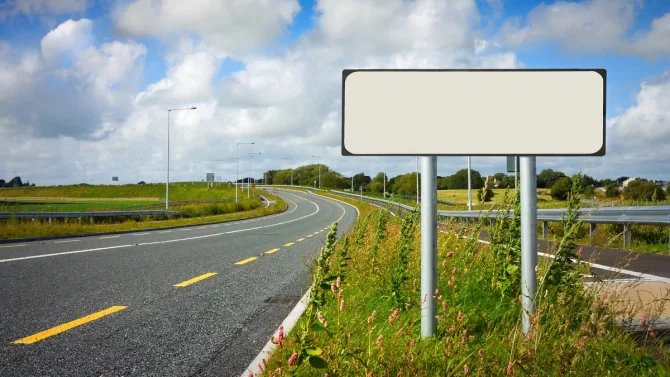 Čím víc dálnic, tím dražší dálniční známka. Od nového roku cena zase stoupne