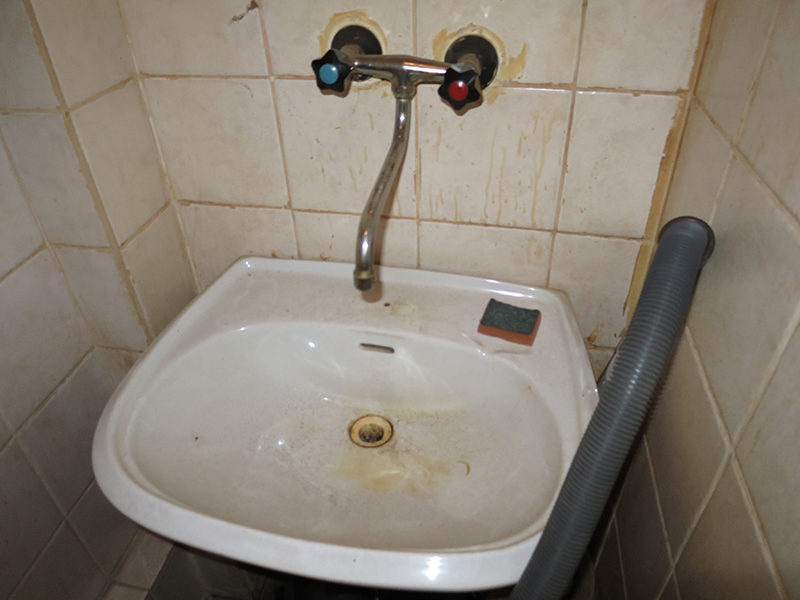 Nefungoval přívod teplé tekoucí vody a v na WC pro zaměstnance provozovatel nezajistil tekoucí vodu vůbec. WC rovněž silně znečistila prosakující voda, na stěnách i stropech byly rozsáhlé stopy po zatékání.(Koněvova 104)