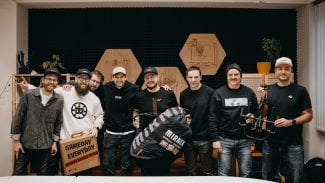 Tým startupu MIRNIX společně s Josefem Průšou z Prusa Lab a dalšími strategickými partnery