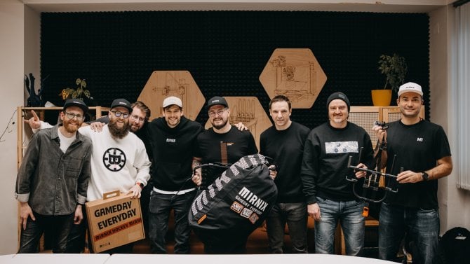 I v hokejové kabině to může být cítit… normálně. Startup MIRNIX získal pět milionů od 3D tiskaře Průši a bývalého útočníka NHL Vrbaty