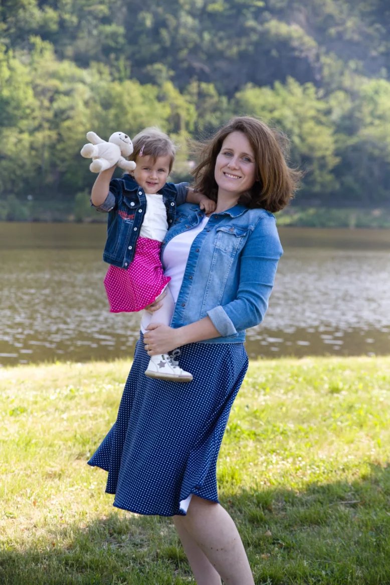 Radka Korecká s dcerou v ušitých sukních