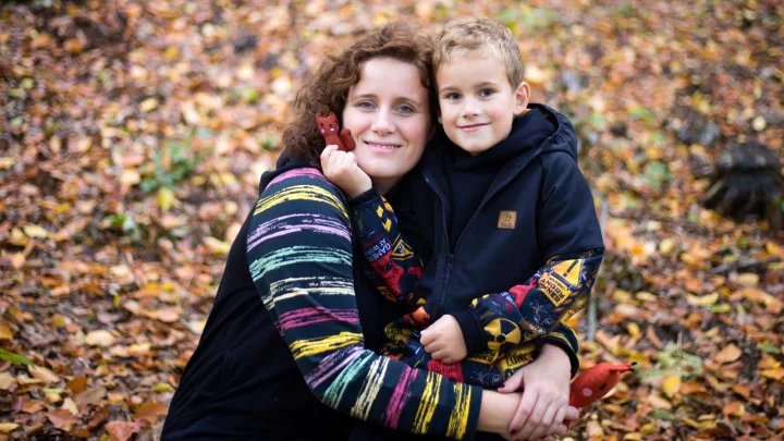 Radka Korecká se synem v navržených mikinách