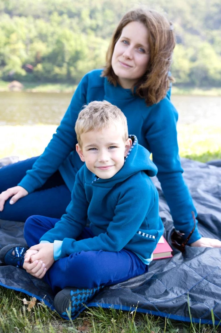 Radka Korecká se synem v navržených mikinách od Veveruchy