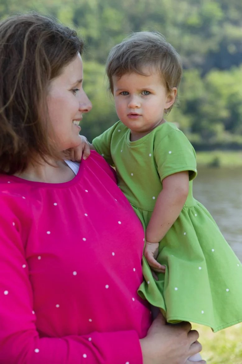 Radka Korecká s dcerou ve sladěných šatech