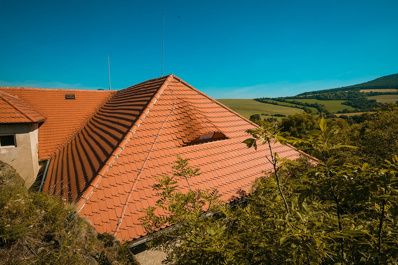 Zámek Skalka v obci Vlastislav na Litoměřicku. Místo dvou krajních jímacích tyčí hromosvodů jsou nainstalovány antény a také bylo vybouráno a ze dřeva vystrojeno okno, tzv. volské oko.