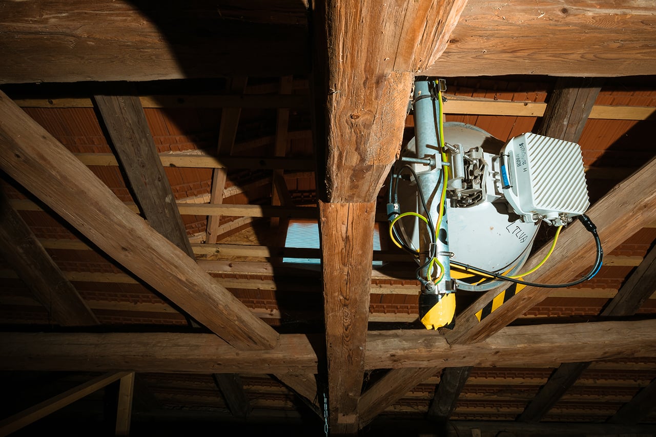 Zámek Skalka v obci Vlastislav na Litoměřicku. Místo dvou krajních jímacích tyčí hromosvodů jsou nainstalovány antény a také bylo vybouráno a ze dřeva vystrojeno okno, tzv. volské oko.