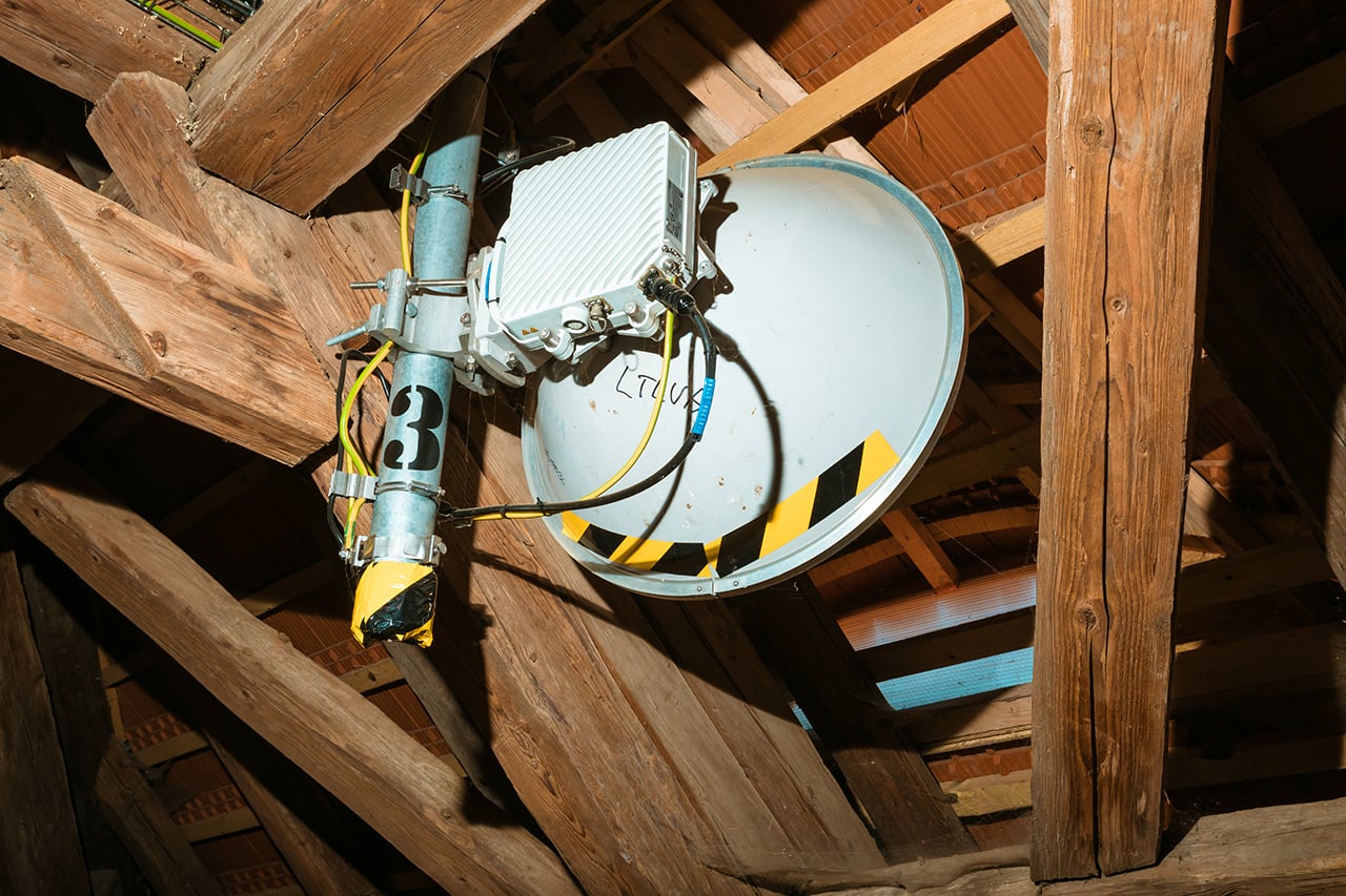 Zámek Skalka v obci Vlastislav na Litoměřicku. Místo dvou krajních jímacích tyčí hromosvodů jsou nainstalovány antény a také bylo vybouráno a ze dřeva vystrojeno okno, tzv. volské oko.