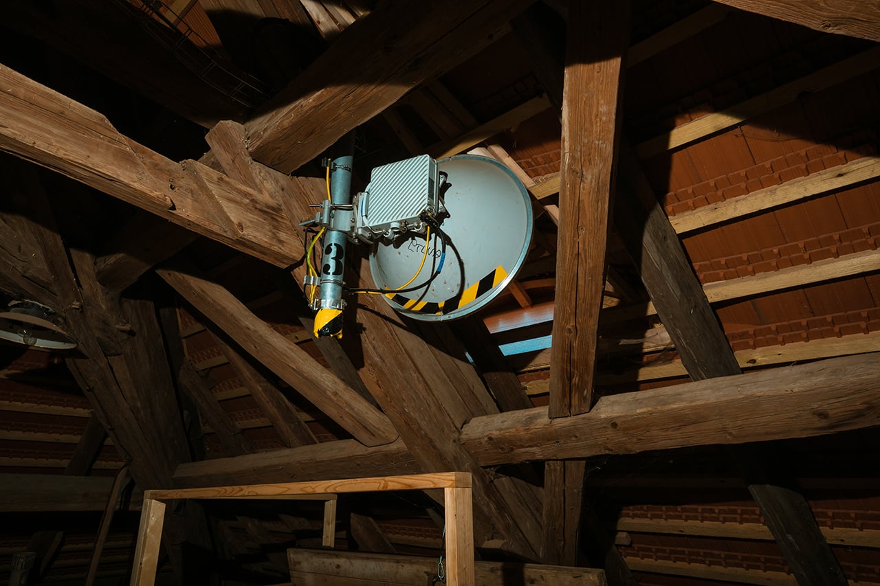 Zámek Skalka v obci Vlastislav na Litoměřicku. Místo dvou krajních jímacích tyčí hromosvodů jsou nainstalovány antény a také bylo vybouráno a ze dřeva vystrojeno okno, tzv. volské oko.