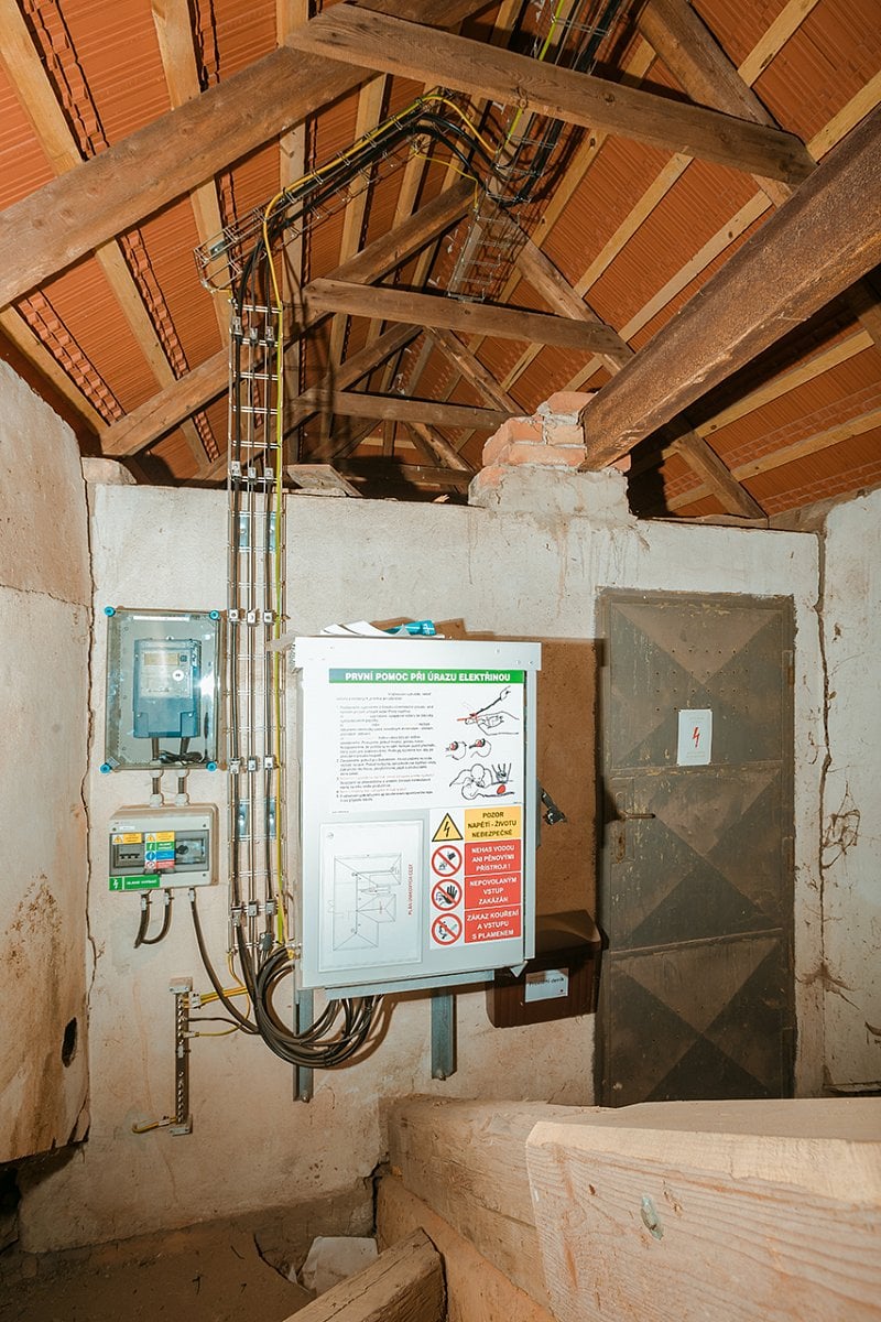 Zámek Skalka v obci Vlastislav na Litoměřicku. Místo dvou krajních jímacích tyčí hromosvodů jsou nainstalovány antény a také bylo vybouráno a ze dřeva vystrojeno okno, tzv. volské oko.