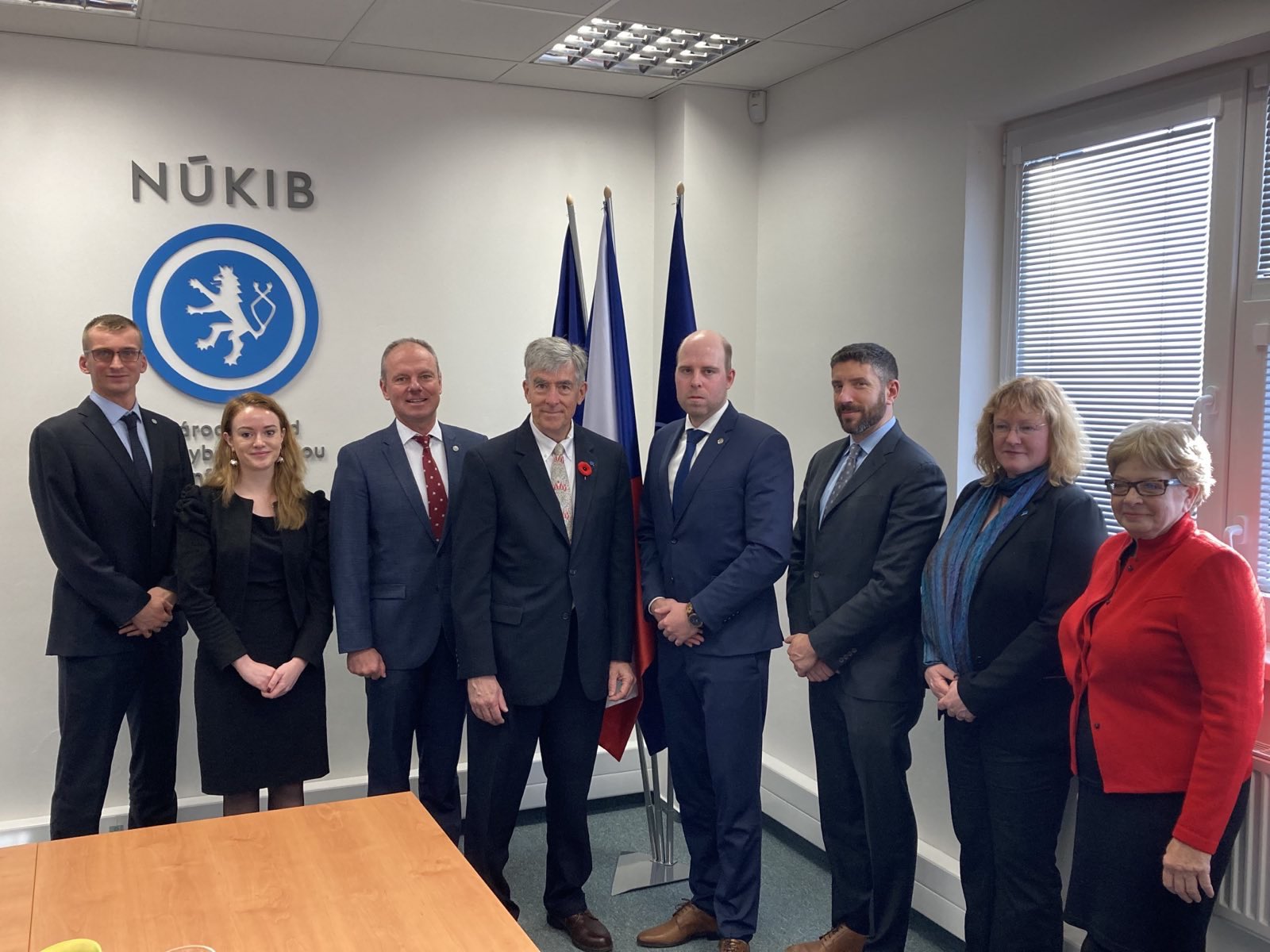 Americký National Cyber Director Chris Inglis při návštěvě NÚKIBu
