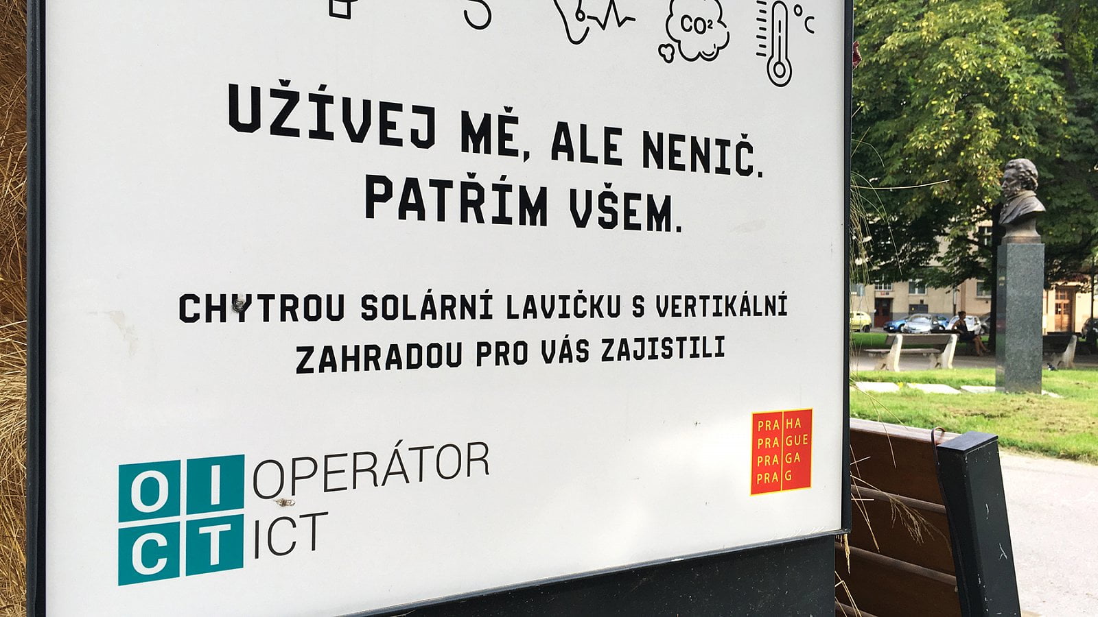Užívej mě, ale nenič. Patřím všem. Magistrát a Operátor ICT na lavičku evidentně zapomněl. (29. 8. 2019)