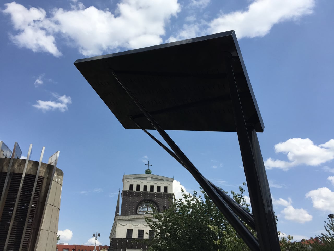 Chytrá lavička TreeSmart na Náměstí Jiřího z Poděbrad v Praze