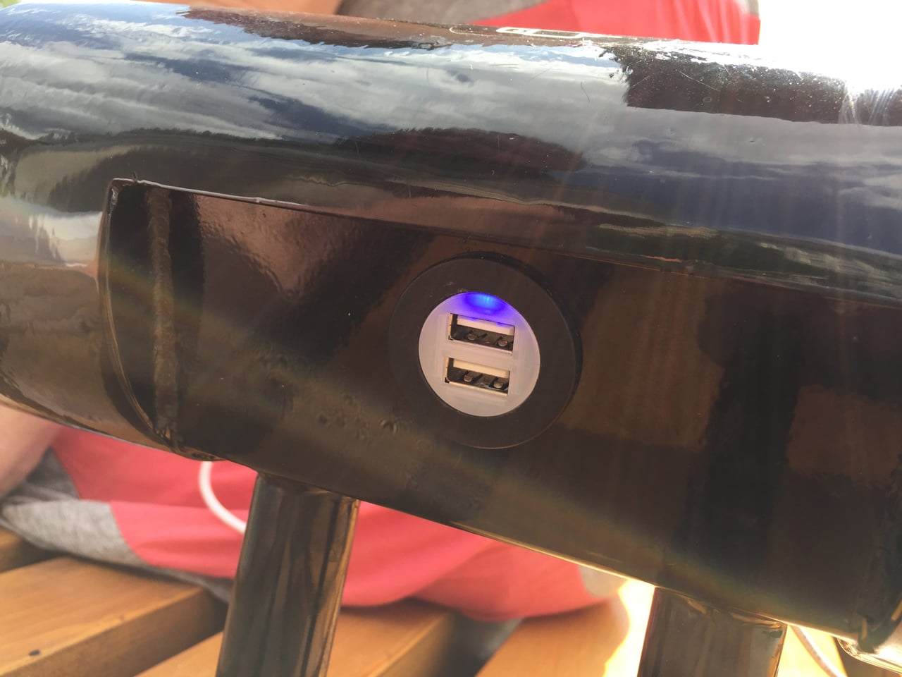 Chytrá lavička TreeSmart na Náměstí Jiřího z Poděbrad v Praze