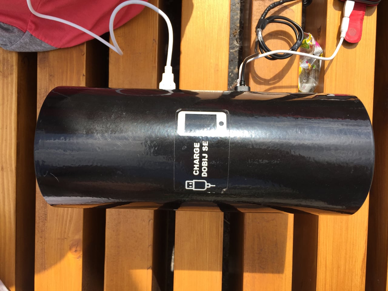 Chytrá lavička TreeSmart na Náměstí Jiřího z Poděbrad v Praze