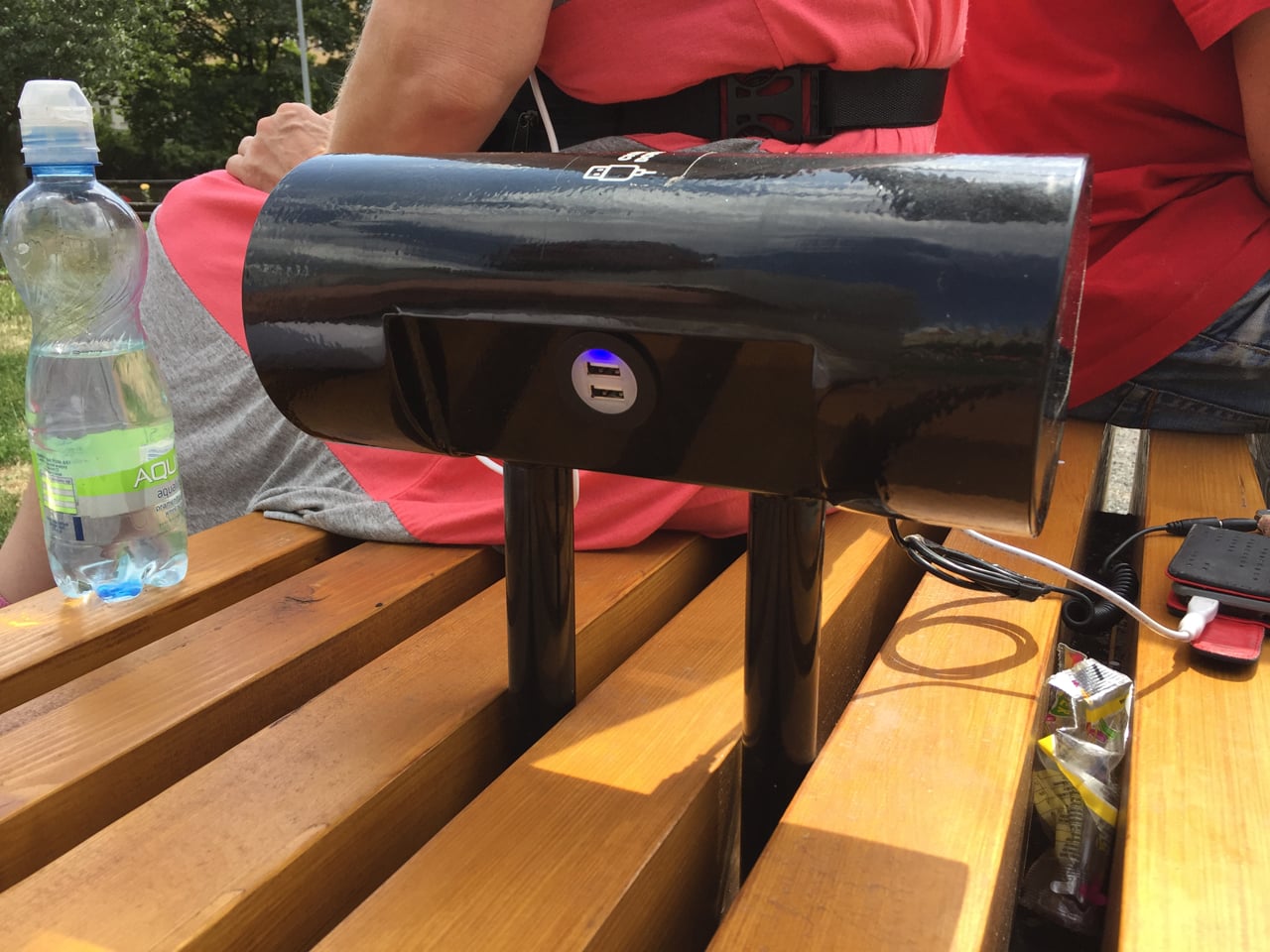 Chytrá lavička TreeSmart na Náměstí Jiřího z Poděbrad v Praze