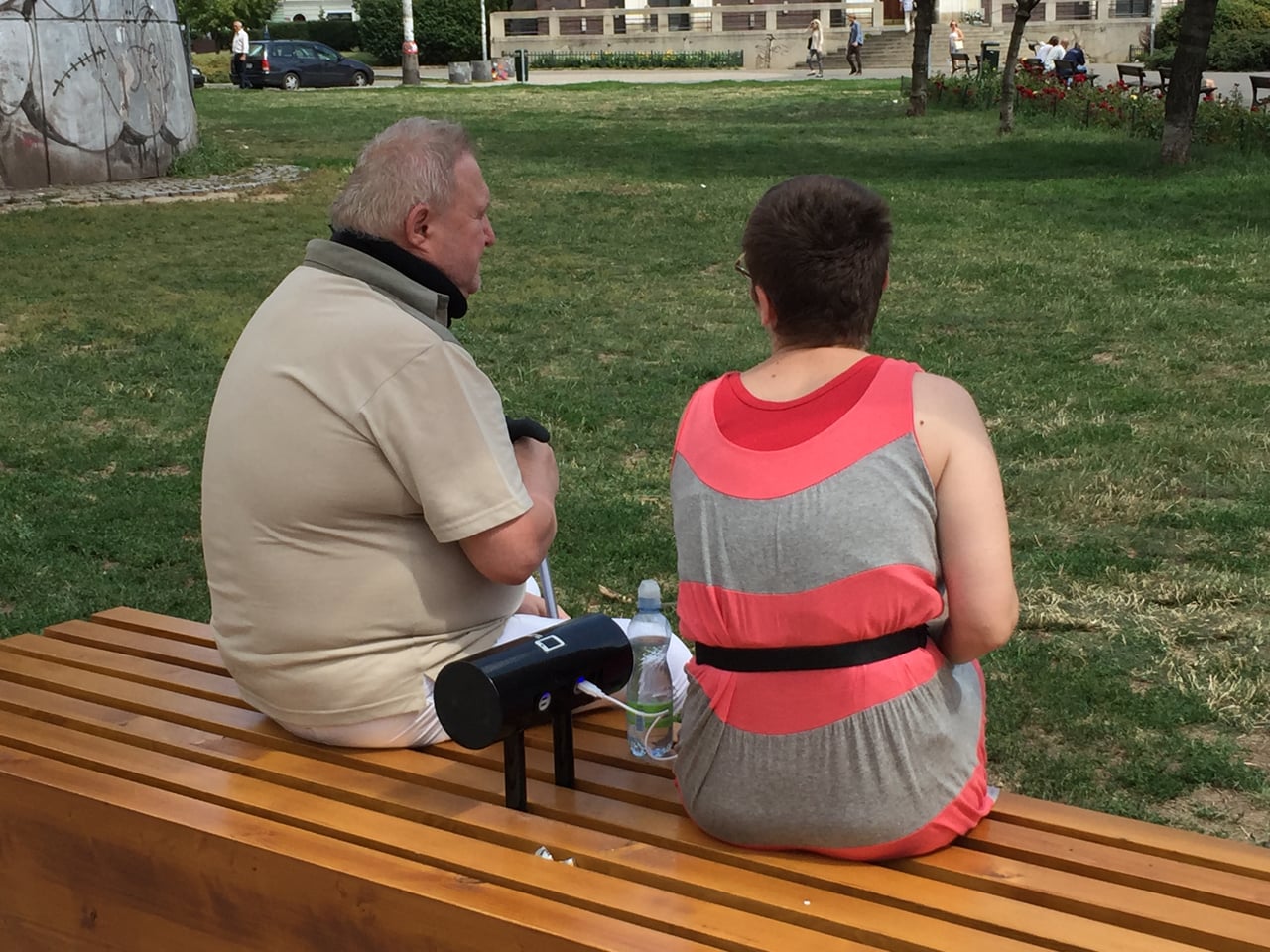 Chytrá lavička TreeSmart na Náměstí Jiřího z Poděbrad v Praze