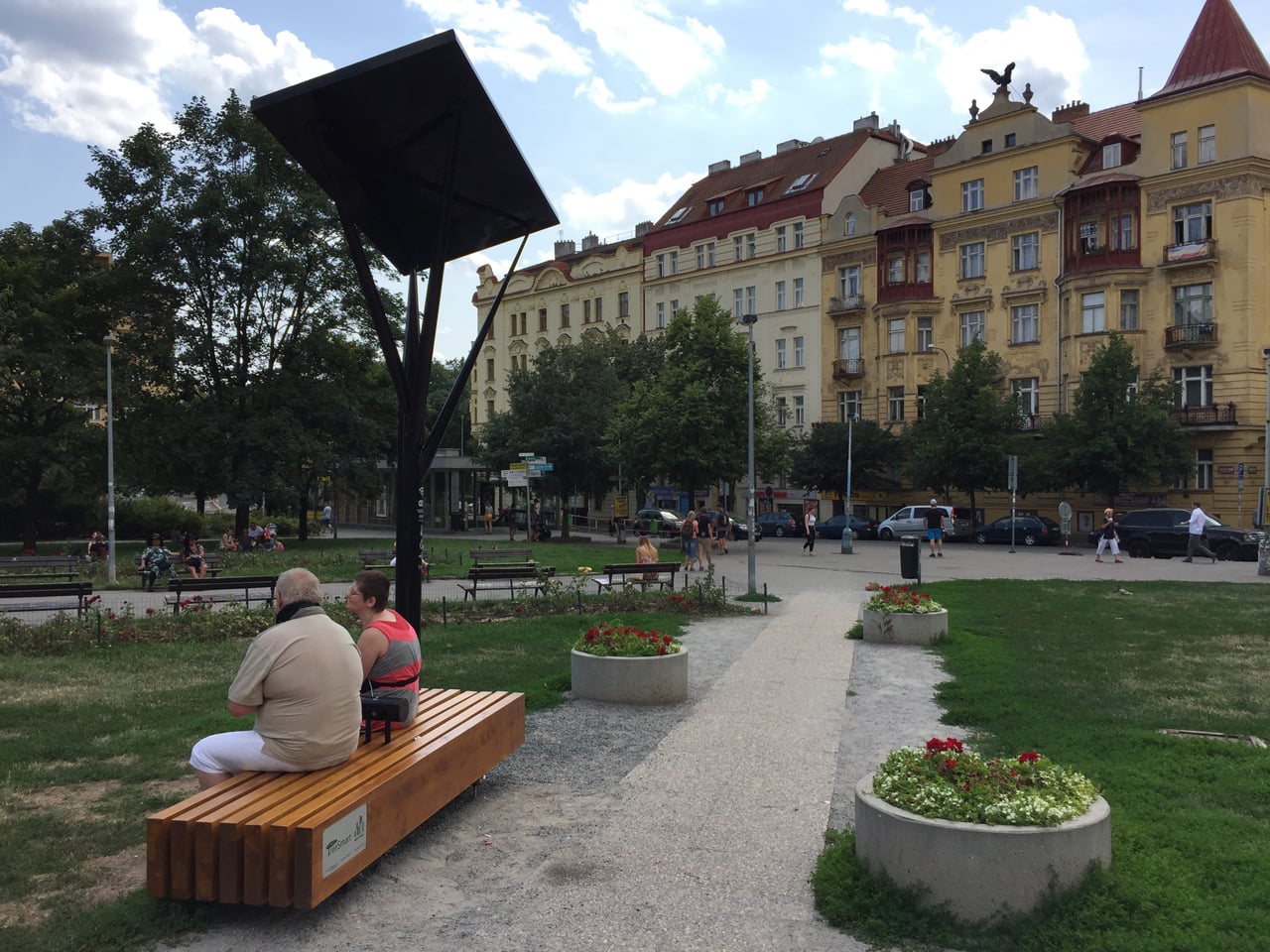 Chytrá lavička TreeSmart na Náměstí Jiřího z Poděbrad v Praze