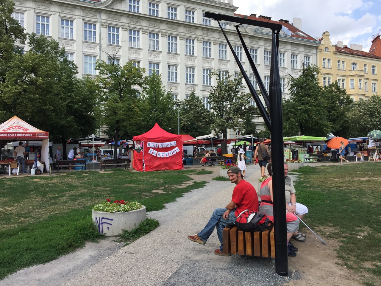 Chytrá lavička TreeSmart na Náměstí Jiřího z Poděbrad v Praze