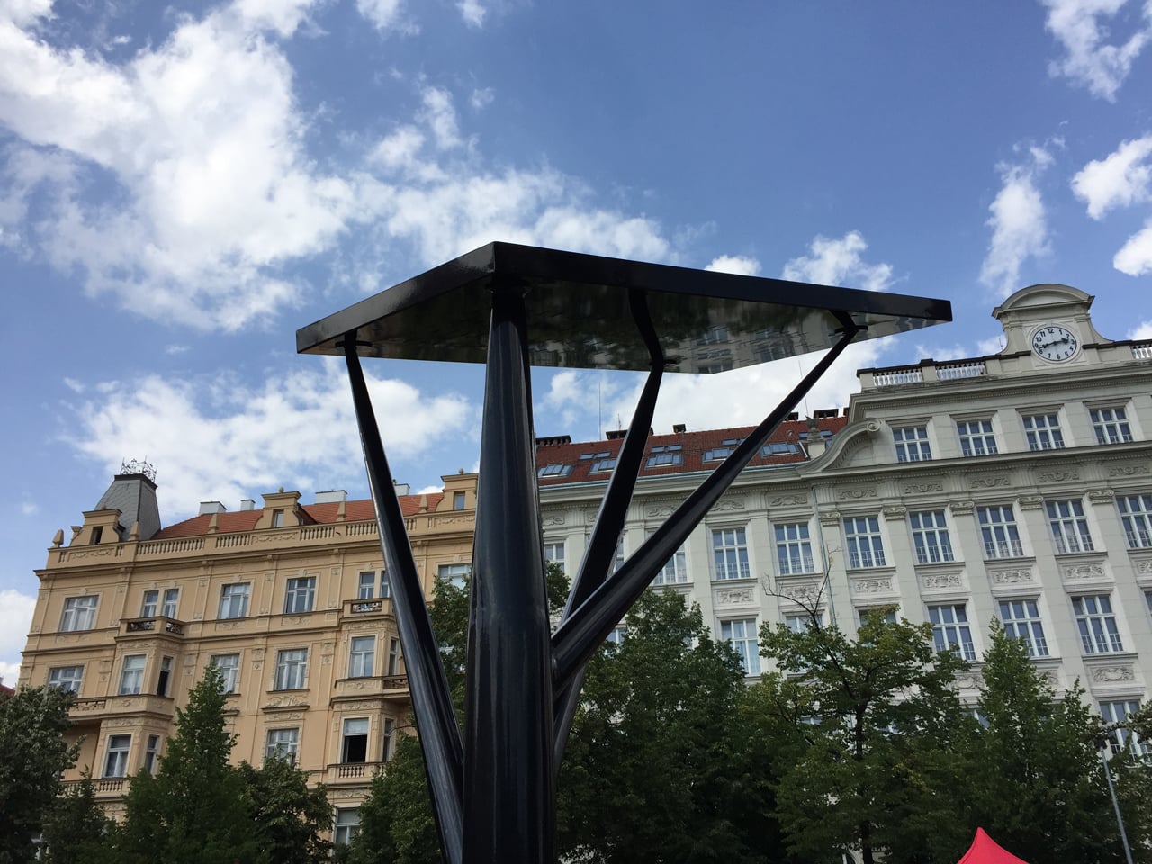 Chytrá lavička TreeSmart na Náměstí Jiřího z Poděbrad v Praze