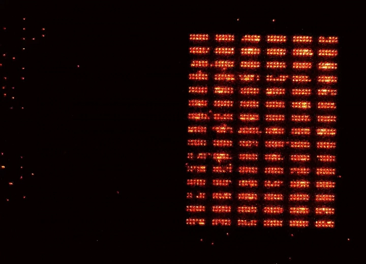 Kvantový registr založený na přesunu neutrálních atomů ze zóny nakládání (vlevo) do zóny ukládání (vpravo)