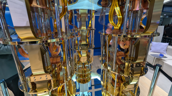 Toto není luxusní lustr ani moderní umění. Podívejte se zblízka na jeden z nejrychlejších kvantových počítačů
