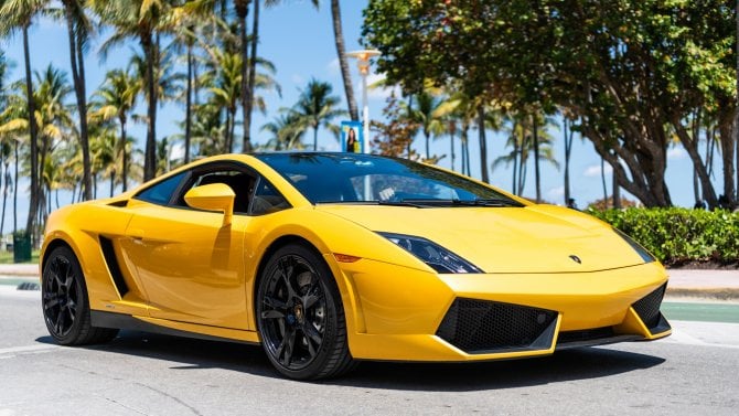 Trumpova cla dopadají i na ty nejbohatší. Kvůli nejistotě lidé odkládají nákup našich aut, postěžoval si šéf Lamborghini