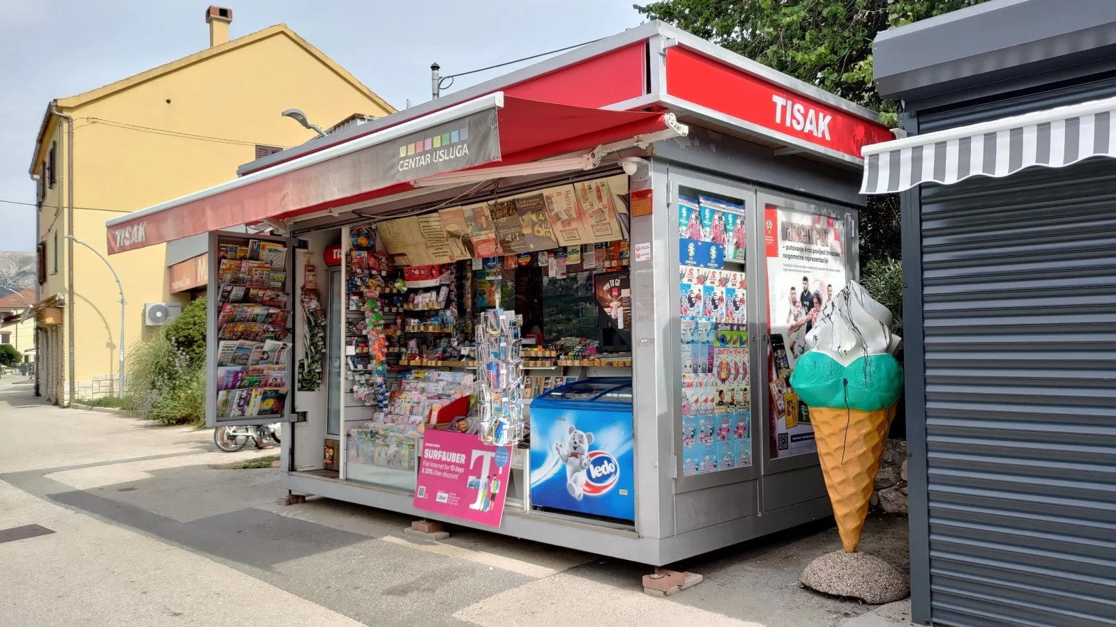 Ceny potravin v Chorvatsku. Stánek s cigaretami, Baška, ostrov Krk. (9. 6. 2024)