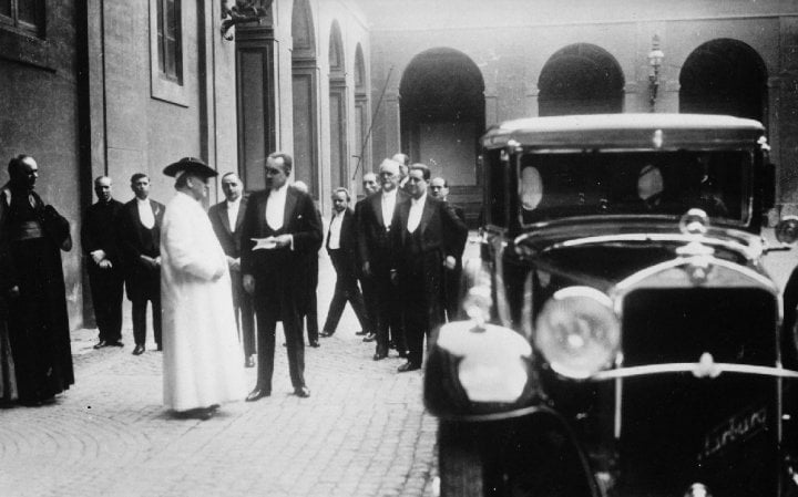 Autor: Archiv Svatopluka Jíchy, se svolením Mercedes-Benz Nürburg měl označení 460, typový kód W08, ale jméno Nürburg zní naprosto decentně. Na snímku ještě jednou slavnost dodání prvního oficiálního papežského vozidla