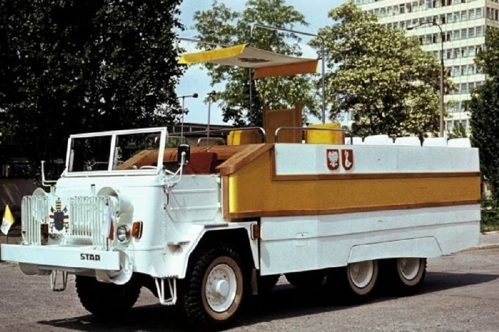 Pohlednicový obrázek polského nákladního vozu Star, upraveného pro návštěvu Jana Pavla II. v mateřské zemi. Model pochází z roku 1979 a navzdory úpravám a bílo-zlaté kombinaci nezapře svůj vojenský původ