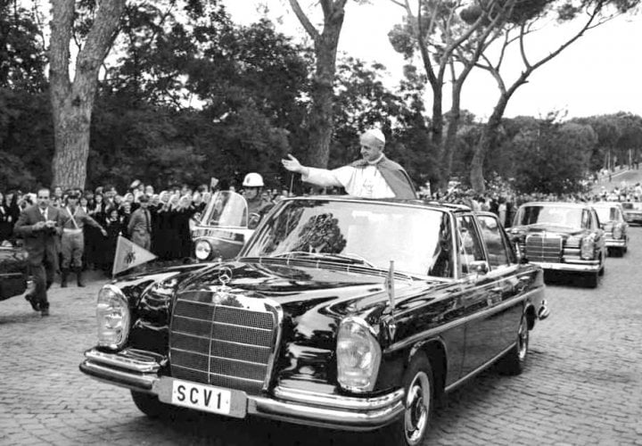 Autor: Mercedes-Benz Mercedesy-Benz 300 SEL byly velmi luxusní a v Evropě představovaly špičku. Neměly ovšem ten distinguovaný odstup, jako dlouhý W100, takže jejich použití bylo vzácné…