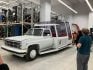 Na základu standardního osmiválcového pick-upu GMC vznikl v roce 1984 u příležitosti papežské cesty po Kanadě speciál. Nástavba mohla pojmout kromě Svatého otce ještě osm dalších osob