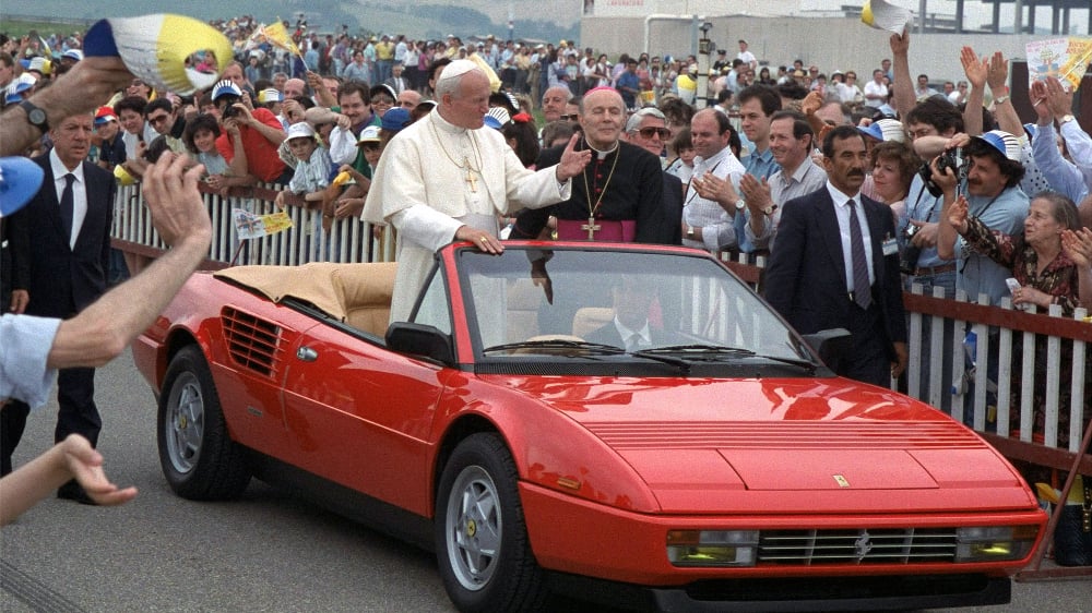 Jan Pavel II., jehož prvním soukromým vozem byla polská Warszawa 203 (dodnes existuje), navštívil v roce 1988 dokonce maranellskou továrnu Ferrari. Při té příležitosti jej svezl tovární řidič ve Ferrari Mondial