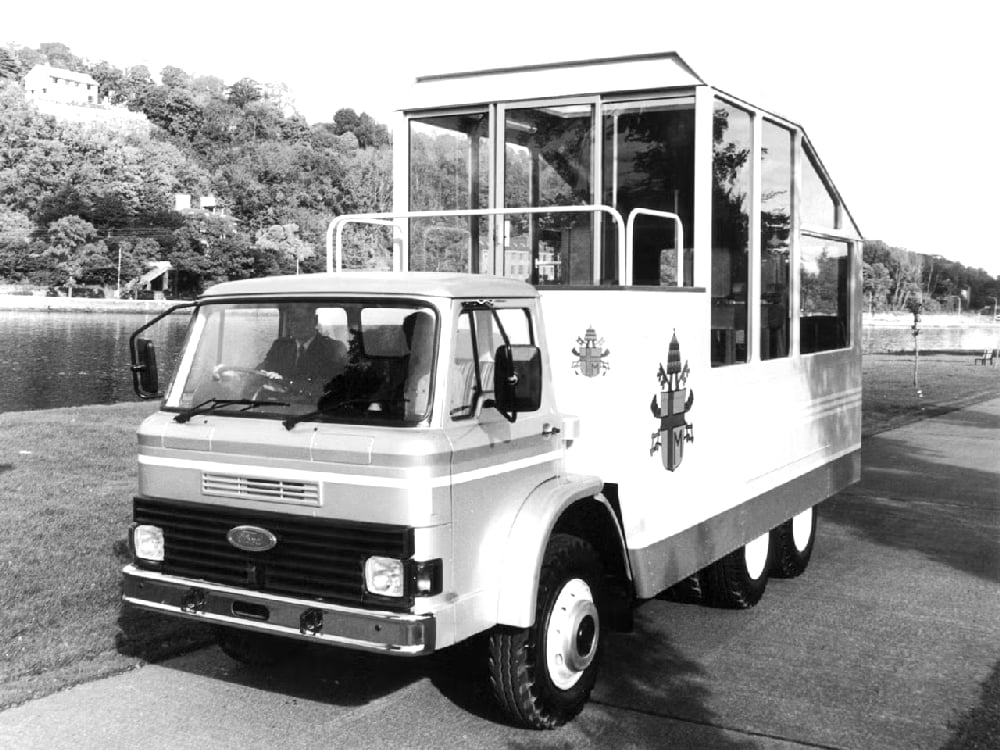 Nejen osobní auta, ale i užitková, a dokonce nákladní ve střední tonážní kategorii: britský Ford má nástavbu bezmála s výškou rozhledny