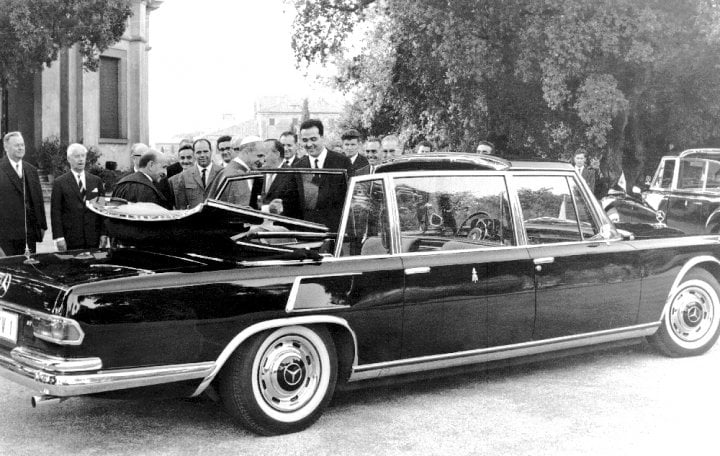 Autor: Archiv Svatopluka Jíchy, se svolením Slavnostní předání nového Mercedesu-Benz W100 v papežském letním sídle v Castel Gandolfo. Vpravo je vidět předchozí model W186