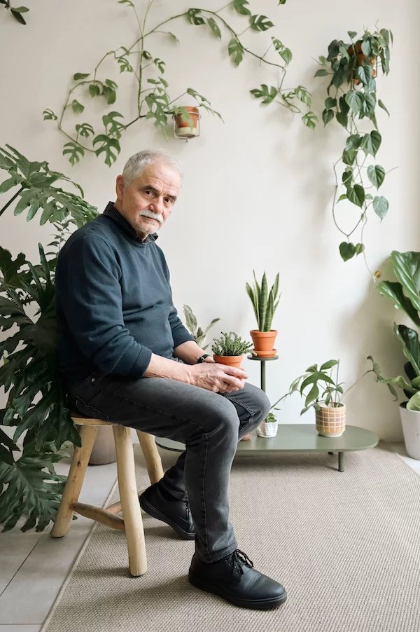 Vznikl tak květinový stolek Oasis z voděodolných materiálů, který má navíc praktickou rozložitelnou konstrukci, aby se dal snadno uložit nebo přemístit.