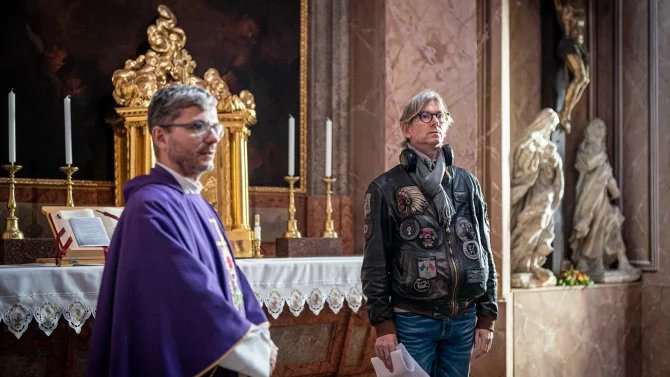 Režisér Jiří Strach při natáčení minisérie Lovec