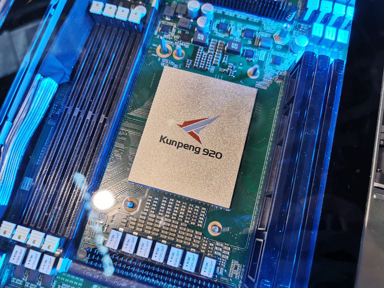 Serverové čipy Ascend 910 a Kunpeng 920 od Huawei