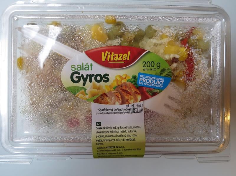 Výrobna VITAZEL CZ, Hrádek: Salát Gyros - výrobek obsahoval konzervant - kyselinu sorbovou, přestože na obale bylo uvedeno: "bez konzervantů". Spotřebiteli taky byly poskytnuty zavádějící informace.
