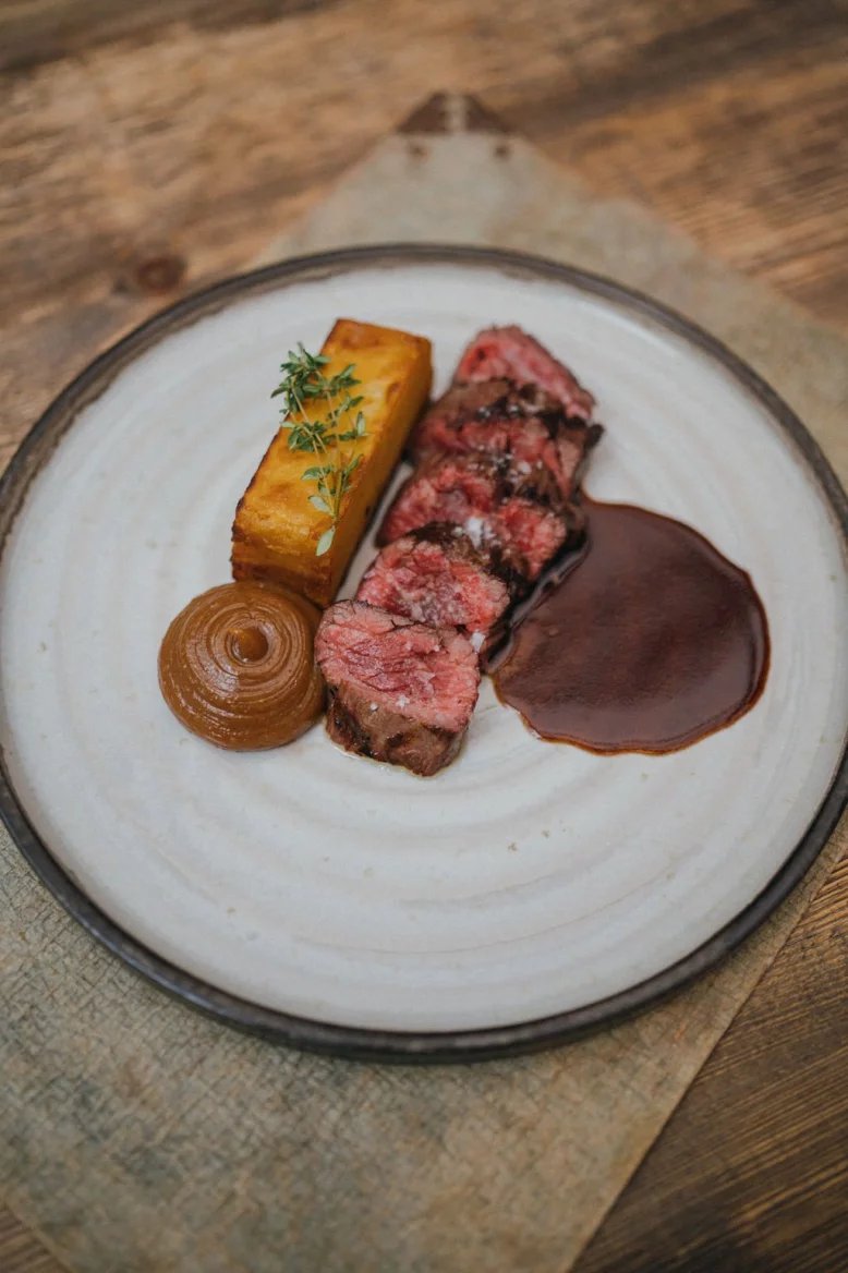 Gran Fierro, restaurace zaměřená na argentinskou kuchyni: Main course: 
Vacio Steak
pyré z karamelizované cibule, bramborový millefeuille s bylinkami, hovězí jus