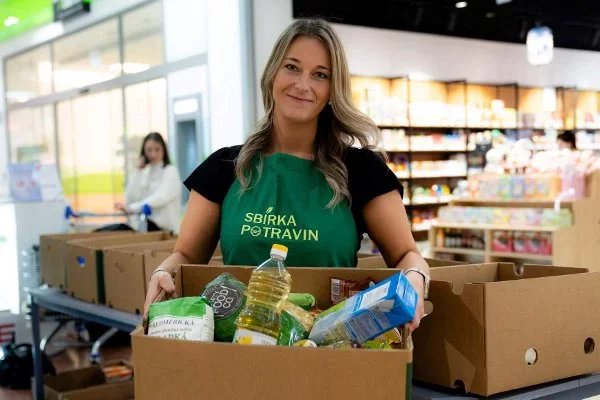 Takto jsou označeni dobrovolníci, kteří vybírají od zákazníků potraviny a drogerii za pokladnami obchodů.