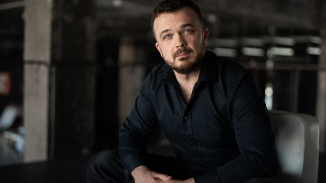 Čechům se na stavbách dělat nechce, dělníky sháníme až na Filipínách, říká šéf brněnského DOMOPLANU. Stavět plánuje i na Bali