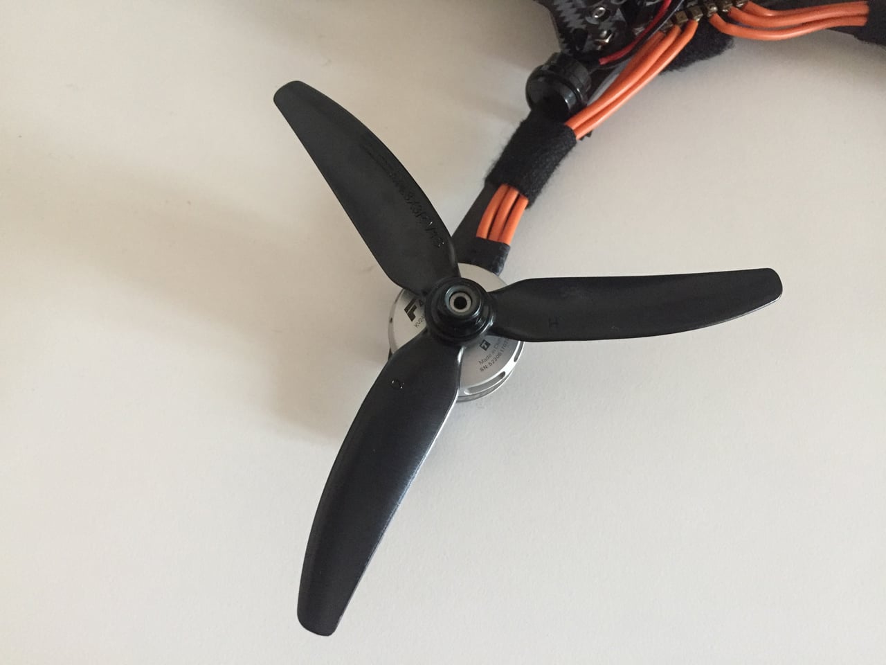 Závodní dron od českých Rotorama