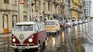 Náhledový obrázek - Centrem Prahy projelo 120 Transporterů všech generací